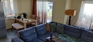 un soggiorno con divano blu e tavolo di Dreamhause 2+1 a Kusadası