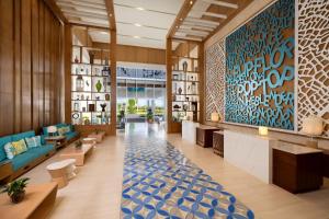 un vestíbulo de un hotel con azulejos azules y blancos en Margaritaville Island Reserve Cap Cana Wave - An All-Inclusive Experience for All, en Punta Cana