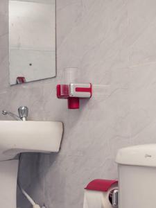 bagno con lavandino, specchio e servizi igienici di Zuriel Homes 1 Bedroom apartment a Kakamega