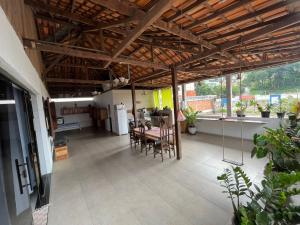 a living room with a table and chairs in a house at Guest House da Cris in Itabira