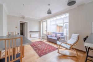 Een zitgedeelte bij Lovely 1 Bedroom with Patio - 10 mins from Hyde Park