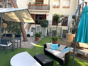 Posezení v ubytování 3 bedroom Apartment with private garden on top location Sitges centre beach