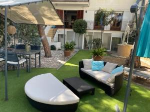 Posezení v ubytování 3 bedroom Apartment with private garden on top location Sitges centre beach