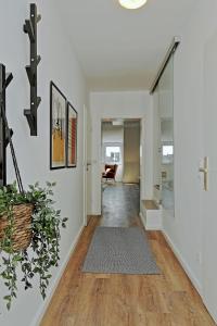 Gallery image of 'Traveller lodge' großzügiges Apartment - 3 BR, 10min to Hbf, full kitchen, homeoffice, Netflix, Wifi in Düsseldorf +16 photos