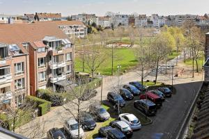 a row of cars parked in a parking lot at 'Traveller lodge' großzügiges Apartment - 3 BR, 10min to Hbf, full kitchen, homeoffice, Netflix, Wifi in Düsseldorf