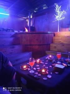 un tavolo con bicchieri da vino e luci sopra di HOSTAL FAMILIAR a Chillán