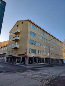 ein großes Gebäude an der Ecke einer Straße in der Unterkunft Studio King'sRoad in Kuopio
