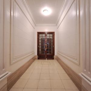 un couloir vide avec une porte dans un bâtiment dans l'établissement Down Town Telmo, à Buenos Aires