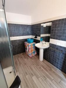 a bathroom with a sink and a shower at RANDAZZO SUITES - Liv 3 - Appartamento Vacanze - Prima chiamaci in Randazzo