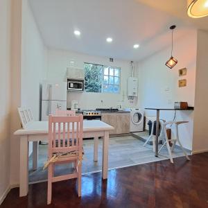 kuchnia ze stołem i krzesłami w pokoju w obiekcie Down Town Telmo w BuenosAires