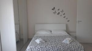 a bedroom with a bed with two towels on it at RANDAZZO SUITES - Liv 3 - Appartamento Vacanze - Prima chiamaci in Randazzo