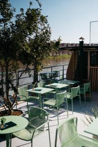 - un ensemble de tables et de chaises sur une terrasse dans l'établissement Botel Maastricht, à Maastricht