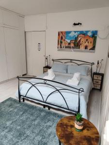 una camera con un grande letto e un tavolo di Residenza le Torri a Bologna