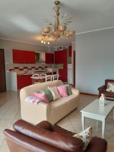 a living room with a couch and a kitchen at Casa Simonetta in Crone