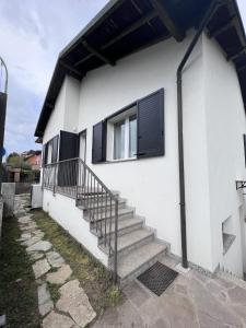 uma casa branca com escadas e janelas em Buonarroti 37 em Gorgonzola