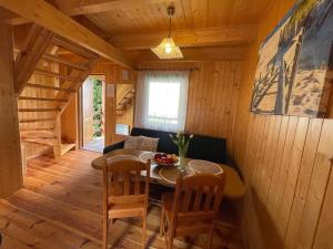 - une salle à manger avec une table et des chaises dans une cabine dans l'établissement Domek Danusia z dwiema sypialniami, à Władysławowo