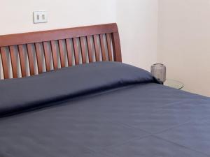 łóżko z niebieską kołdrą w sypialni w obiekcie Buonarroti 37 w mieście Gorgonzola