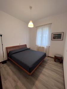 1 dormitorio con 1 cama grande en una habitación en Buonarroti 37 en Gorgonzola
