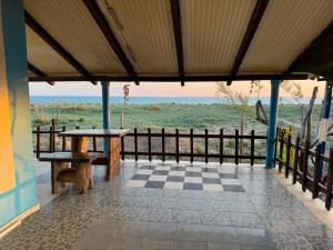 eine Terrasse mit Tisch und Schachbrettboden in der Unterkunft The Sea At Your Feet in Epitálion