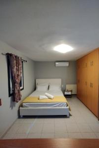 - une chambre avec un lit et 2 serviettes dans l'établissement Lofos house, à Karavádhos