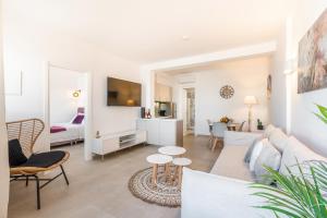een woonkamer met een bank en een tafel bij SN Santorini Apartments in Kamari