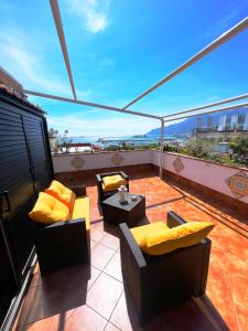 un balcón con sillas y mesas en el techo en Suite Prestige Salerno, en Salerno