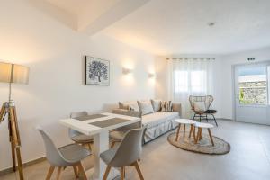 A seating area at SN Santorini Apartments