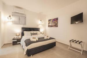 A bed or beds in a room at SN Santorini Apartments