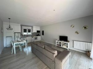 sala de estar con sofá y mesa en Apartamentos Cañamal, en Llanes