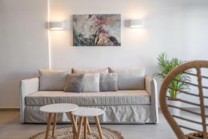A seating area at SN Santorini Apartments