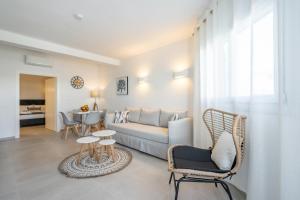 A seating area at SN Santorini Apartments