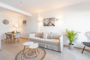 A seating area at SN Santorini Apartments