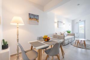 A seating area at SN Santorini Apartments