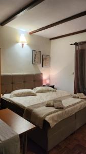 1 Schlafzimmer mit 2 Betten in einem Zimmer in der Unterkunft Apartments Rogoznička Oaza in Rogoznica