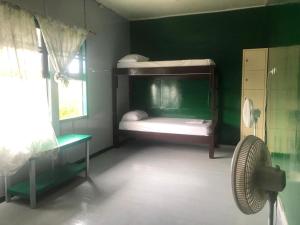 Łóżko lub łóżka piętrowe w pokoju w obiekcie Twenty4 Hostel