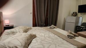 ein Schlafzimmer mit einem großen Bett mit Handtüchern darauf in der Unterkunft Apartments Rogoznička Oaza in Rogoznica