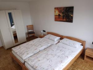 um quarto com uma cama e uma fotografia na parede em ZumLeroy em Völklingen