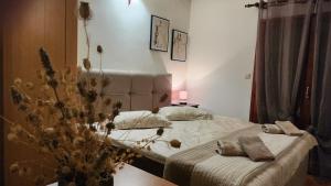 ein Schlafzimmer mit einem Bett mit zwei Kissen darauf in der Unterkunft Apartments Rogoznička Oaza in Rogoznica