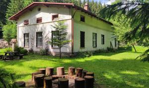 una casa vieja con un montón de troncos delante de ella en Chalupa Bonanza en Jívka