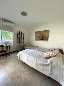 a bedroom with a bed and a painting on the wall at Habitación con baño privado Regis Haus in Villa Adelina