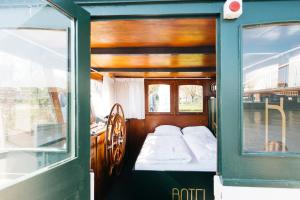 Een bed of bedden in een kamer bij Botel Maastricht