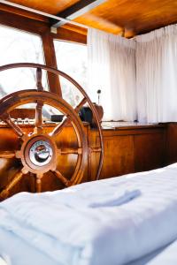 Een bed of bedden in een kamer bij Botel Maastricht
