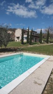 - une piscine en face d'une maison dans l'établissement sacrobosco Country House, à Porchiano