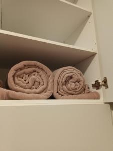 zwei Handtücher liegen in einer Schublade in der Unterkunft Στούντιο Διπλα στην Ακρόπολη in Athen