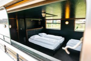 Een bed of bedden in een kamer bij Botel Maastricht