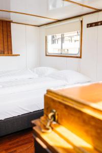 Een bed of bedden in een kamer bij Botel Maastricht