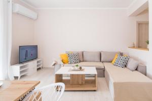 salon z kanapą i stołem w obiekcie Corfu City Apartments w Korfu