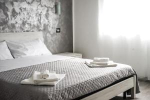 A bed or beds in a room at LA RESIDENZA DI ADAMO