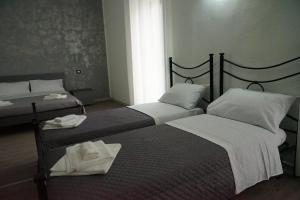 A bed or beds in a room at LA RESIDENZA DI ADAMO
