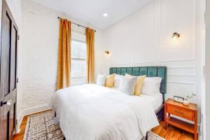 Кровать или кровати в номере Luxury Home Close to Nulu Downtown 4th w Kings